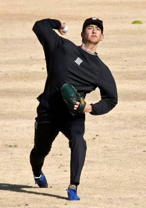 　キャッチボールする日本ハム・達＝千葉県鎌ケ谷市