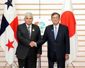 会談前に、パナマのムリノ大統領(左)と握手する石破首相=5日午前、首相官邸