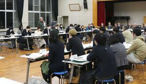 統合後の小学校の校名や校歌などについて議論に入った設置準備委員会=三条市笹岡の下田中学校
