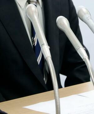 　札幌地裁に提訴後、記者会見する被害女児の父親＝３０日午前、札幌市