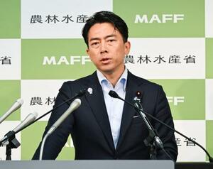 記者会見する小泉農相=9日午前、農水省