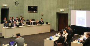 上越市議会6月会議の質疑。スクリーンにトイレに関する資料が映し出されている=22日、上越市議会