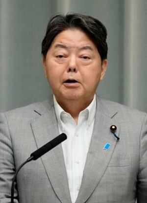 記者会見する林官房長官=19日午前、首相官邸