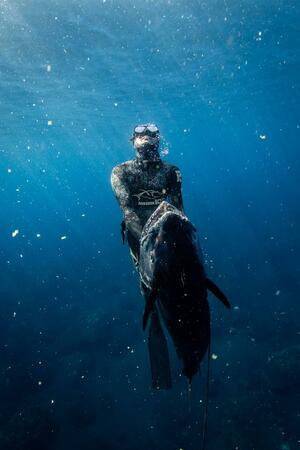 １００キロ超えのマグロを仕留めた小坂薫平さん（撮影・山口耕）