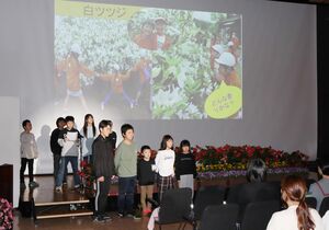 グランクラスのグランプリを受賞し、活動発表をする大積小の児童=長岡市のアオーレ長岡
