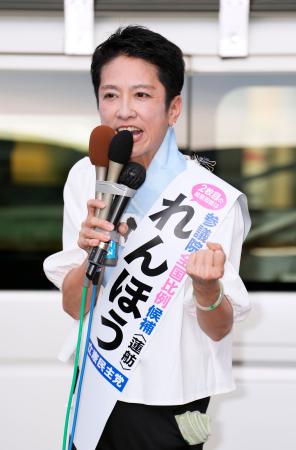 参院選が公示され、第一声を上げる蓮舫氏。立憲民主党の比例代表で国政復帰を目指す=3日午後、東京都世田谷区