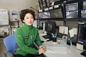 モニターでトキの繁殖状況を観察する篠﨑さえかさん=佐渡市新穂正明寺