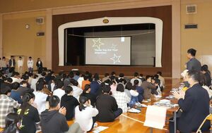 柏崎高校3年生による英語での研究成果発表会=柏崎市学校町