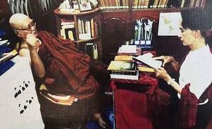 　ミャンマーでは民主派指導者アウンサンスーチー氏の写真を公共の場で目にすることはほとんどない。親交のあった高僧の教えを受けるスーチー氏（右）の写真が、ある僧院にひっそりと飾られていた（共同）