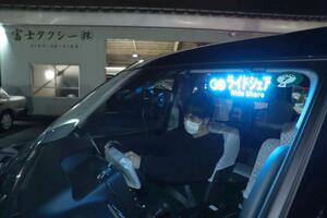 営業へ出発する富士タクシーのライドシェア車両=11日午後9時過ぎ、新潟市東区