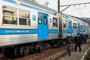 　脱線した富士急行の普通電車＝５日午後５時５２分、山梨県都留市