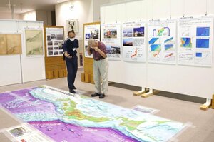 新潟港の海図などが展示されたパネル展=新潟市中央区女池南3
