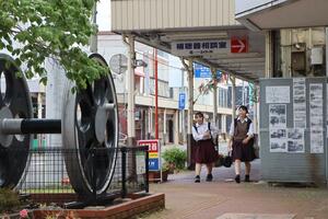 商店街通りに設置されている蒸気機関車の動輪=2日、新潟市秋葉区