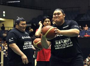 フリースローを狙う大の里。左は熱海富士=名古屋市のドルフィンズアリーナ