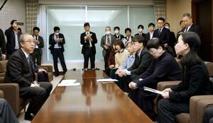 県民投票条例の制定を直接請求した市民団体と面会し、説明に耳を傾ける花角英世知事(左)=3月28日、県庁
