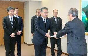 花角英世知事(右)に要望書を手渡す県市長会長の関口芳史十日町市長(中央)=21日、県庁