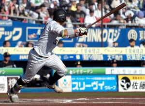 　６回ロッテ１死二、三塁、佐藤が左前に先制２点打を放つ＝ＺＯＺＯマリン