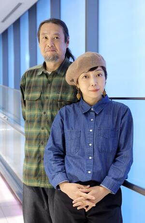 アルバムについて「自分たちの持ち味をこれでもかと詰め込んだ」と語るT字路sの伊東妙子(右)と篠田智仁=新潟市中央区