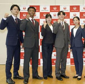 写真に納まる村竹ラシッド(左から2人目)らJAL所属の選手たち=9日、東京都内
