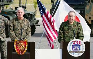 記者会見する米第3海兵遠征軍のロジャー・ターナー司令官(左)と陸自西部方面総監の鳥海誠司陸将=17日午後、沖縄県・石垣島