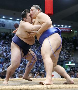豪ノ山(左)に厳しく攻められる大の里。押し出しで敗れる=ドルフィンズアリーナ