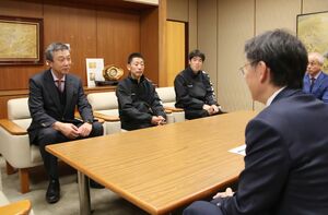 稲田市長(手前)に抱負を語るセキノ興産の選手ら=11月27日、見附市役所