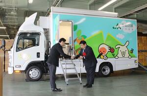 JA佐渡が導入した、移動金融店舗車「ときめき号」の運行記念式典=佐渡市原黒