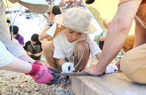 光の森学園のワークショップでスプーンやフォークを作る子どもたち=新潟市西蒲区岩室温泉