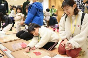 ペットボトルのふたを使って工作を楽しむ子どもたち＝１７日、妙高市関山