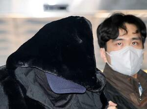 5日、逮捕状審査のためソウル中央地裁に出頭した男(左)=ソウル(聯合=共同)