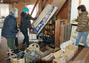 玉林寺宝物蔵に味噌づくりの資料などを並べる市民ら＝佐渡市の畑野地区