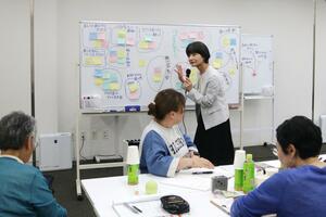 ひきこもりを経験した子どもを持つ家族が結成した「彩和会」の催し＝長岡市大手通１