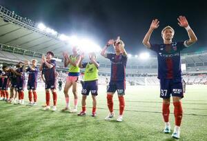 金沢に快勝し、サポーターにあいさつする小泉(右端)らFC東京の選手たち=味スタ