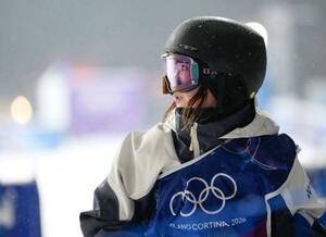 　本番会場で調整するスノーボード女子ビッグエアの岩渕麗楽＝リビーニョ（共同）