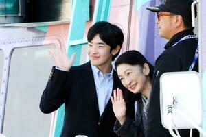 　見送りに来た人たちへ手を振られる紀子さまと悠仁さま＝２３日午後、東京都大島町（代表撮影）