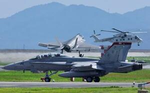 岩国基地で陸上離着陸訓練する在日米海軍のF35Cステルス戦闘機(奥)=17日午後、山口県岩国市
