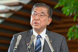 津波警報の発令を受け、記者団の取材に応じる石破首相=30日午前、首相官邸
