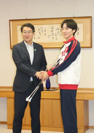 世界選手権大会への意気込みを語る前田陽平さん(右)=新潟市役所