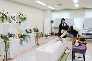 須貝秀昭さんの模擬生前葬などで自分らしい最期を考えた「デスフェス」＝新潟市中央区