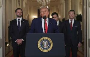 演説するトランプ米大統領(手前)。左はバンス副大統領=21日、ワシントンのホワイトハウス(AP=共同)