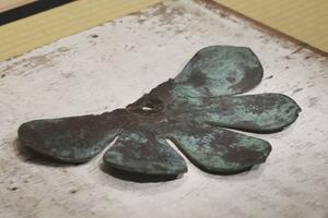 法隆寺金堂にある国宝・釈迦三尊像の一部とみられる金具=3日午後、東京都港区