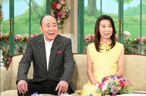 『徹子の部屋』に出演するモト冬樹&武東由美(C)テレビ朝日