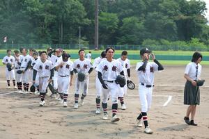 三条-巻総合 0-12で三条に敗れ、悔しい表情を浮かべる巻総合の選手ら=新発田市五十公野