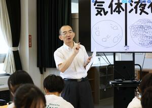 理科の授業で生徒たちに実験を指導する間英法さん。教育の現場で拉致問題を訴えてきた=新潟市中央区の宮浦中