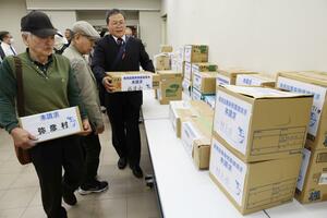 県庁に運ばれた署名入りの段ボール。有効署名数は14万3196筆に上った=3月27日、県庁