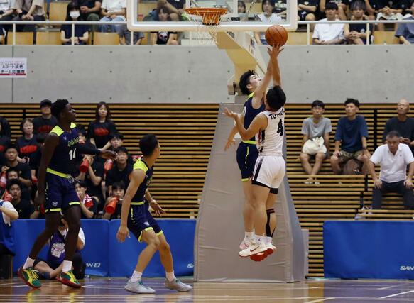 鳥取城北－帝京長岡　懸命に守る帝京長岡の選手たち＝岡山市