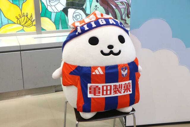 アルビレックス新潟グッズが身に付けられた新潟空港のキャラクター