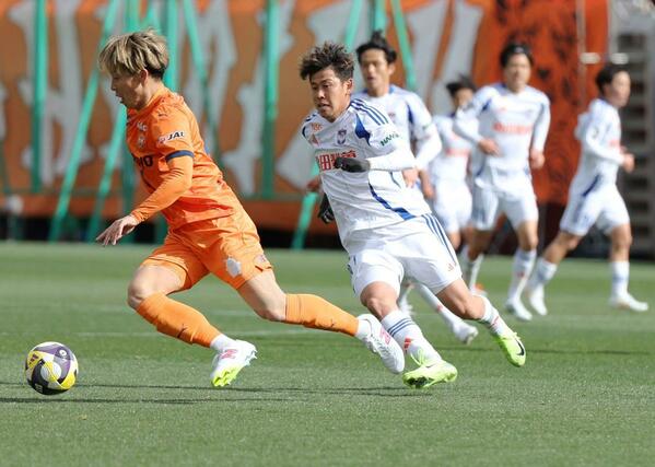 清水-新潟 前半、ボールを奪おうと狙うFW谷口海斗=アイスタ