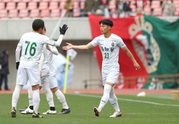 後半、途中出場し地元のピッチに立った高知のＤＦ松本大地（帝京長岡高出）＝７日、デンカビッグスワンスタジアム