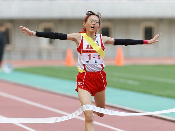 県中学駅伝女子 3位入賞した新井 ゴールテープを切るアンカーの相浦依莉紗=11月8日、デンカビッグスワン